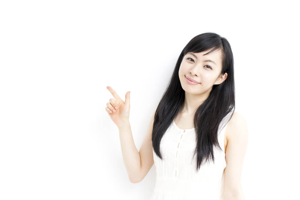 笑顔で注意を促す日本人女性
