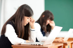 他の人と同じことを強要され、ストレスが溜まっているが、そのストレスの理由が分からない日本人学生
