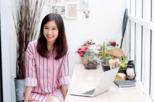 こちらに向かって微笑みかける日本人女性