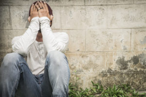アルバイトをしても稼げず、借金が返せないまま帰国日が迫り、嘆く出稼ぎ留学生