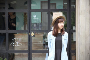 国際結婚に反対された男とお見合いするために、喫茶店の前で待っている日本人女性