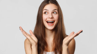 理解できて喜んでいる外国人女性