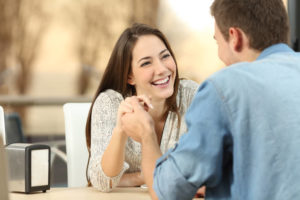 国際結婚の始まりは、恋愛だったり、お見合だったり、マッチングアプリだったり、様々考えられる。幸せそうな国際結婚カップル