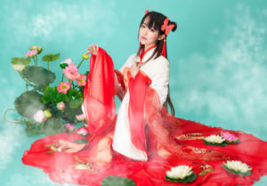 中国の伝統衣装をまとった若い女性