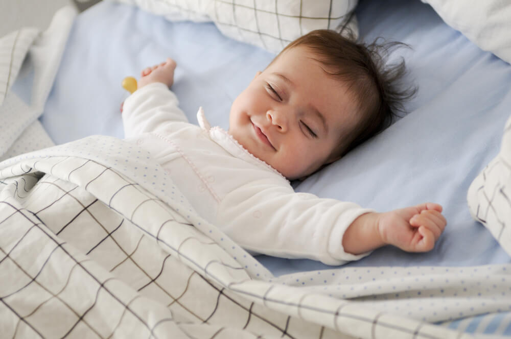 笑顔で眠っている赤ちゃん