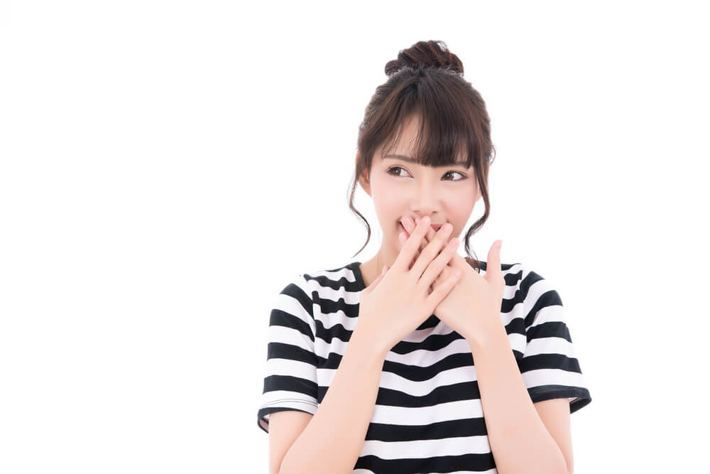 笑顔で微笑む中国人留学生