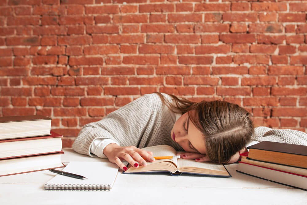 出稼ぎ留学生は、超過就労の末寝不足に陥り、学業がおろそかになる
