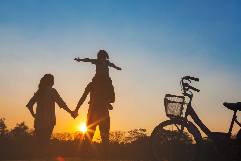 国際結婚した後の将来ビジョンを留学生に聞いたら、夕日に向かって家族で仲良く進むような家庭を築きたいといわれた
