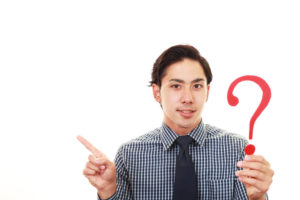 疑問を投げかけてくる日本人男性