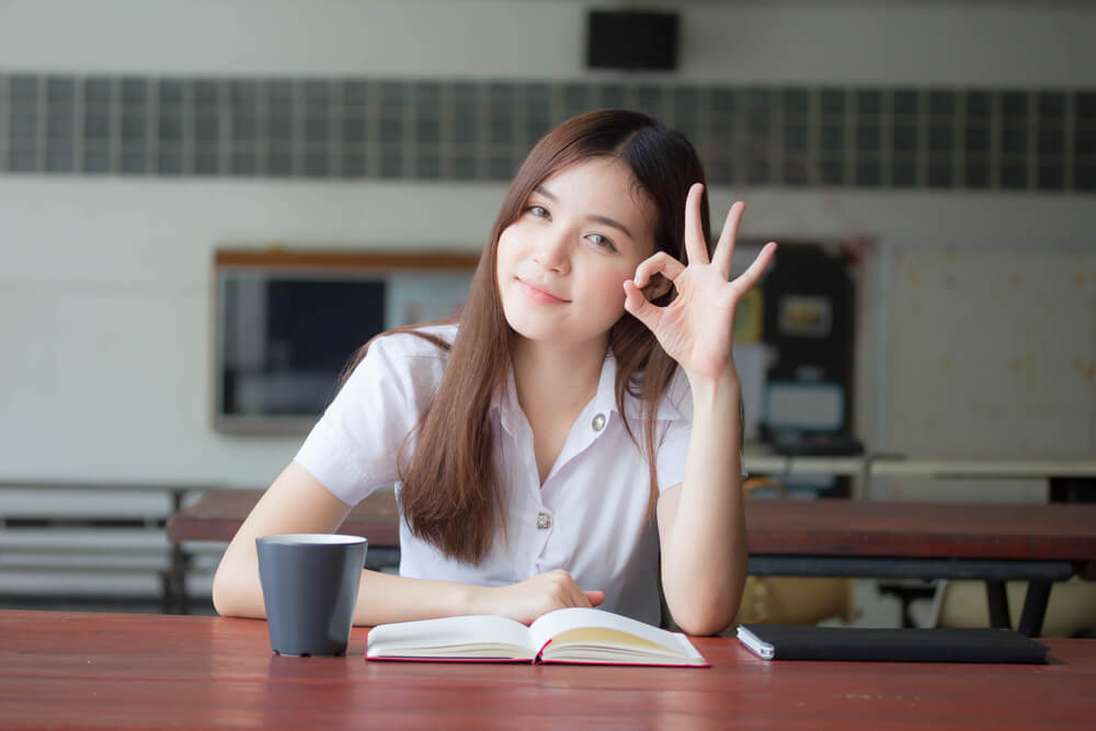 登録したい通称名が決まって、OKジェスチャーをする外国人女性
