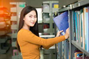 圧倒的なシェアを誇る中国人留学生が、図書館で勉強をしている