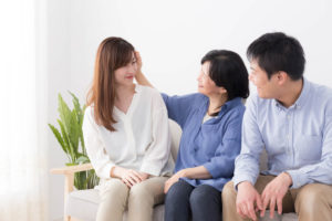アジア系女性ともともと国際結婚に反対していた義両親の会話