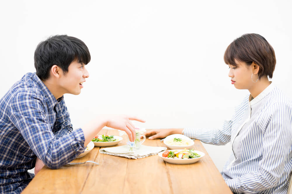 外国人と付き合ったことがない日本人が、お相手の女性と口論しているイメージ