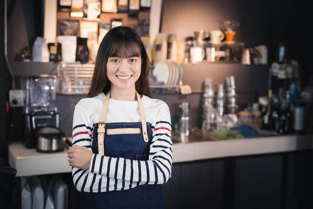 週28時間、喫茶店でアルバイトをする外国人留学生