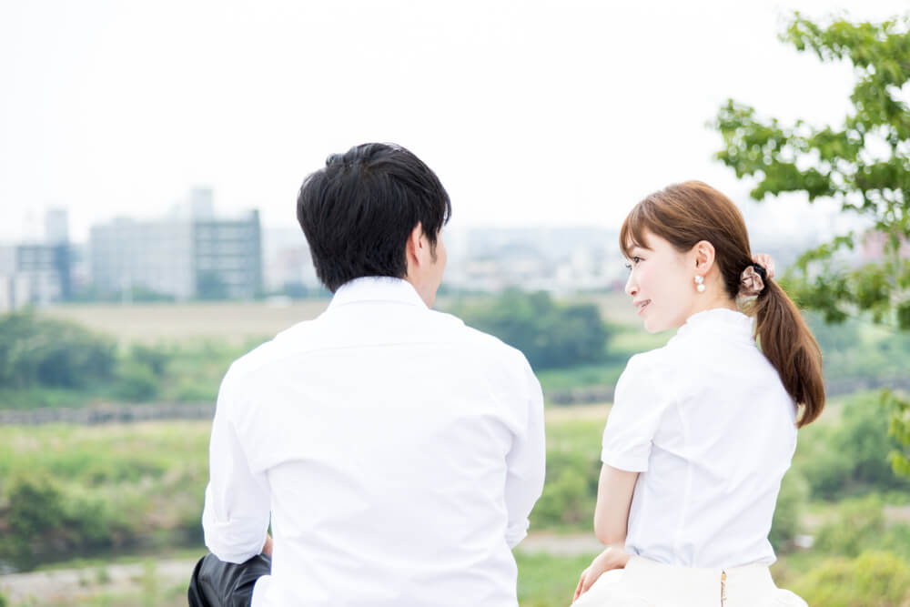 出稼ぎ留学生か、ビザ目的の結婚か。これらの疑問をとくには、日本語を図るのが一番。川辺で話す留学生と日本人。