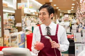 人手が集まらず、外国人留学生を積極的に雇用したいと考えるコンビニ店長