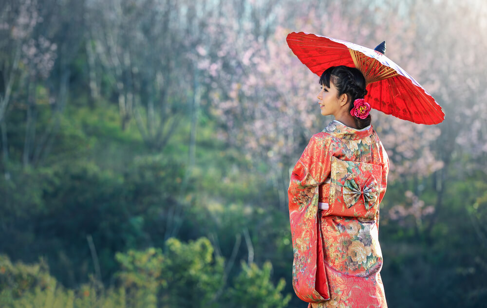 外国人と付き合ったことがない日本人が、いきなり国際結婚した1つの理由は、日本人女性とは合わないと思ったから。傘をさす着物姿の日本人女性