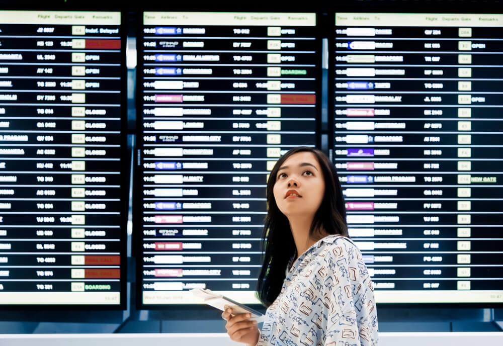 初めての空港で迷っている外国人女性
