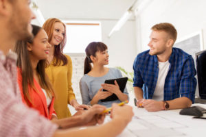 国際結婚は減少でも、日本で働く外国人は増加中。日本人講師に質問する外国人留学生たち