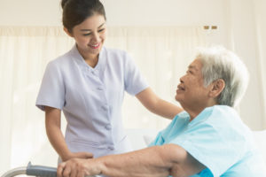 外国人労働者が増えれば、国際結婚数の減少は止まり、増加に転じる。医療介護の現場ではたらく外国人女性