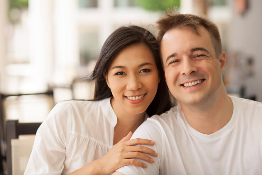 外国人男性と日本人女性の夫婦によるツーショット