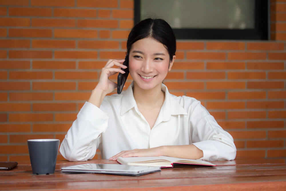 国際電話で話している中国人女性
