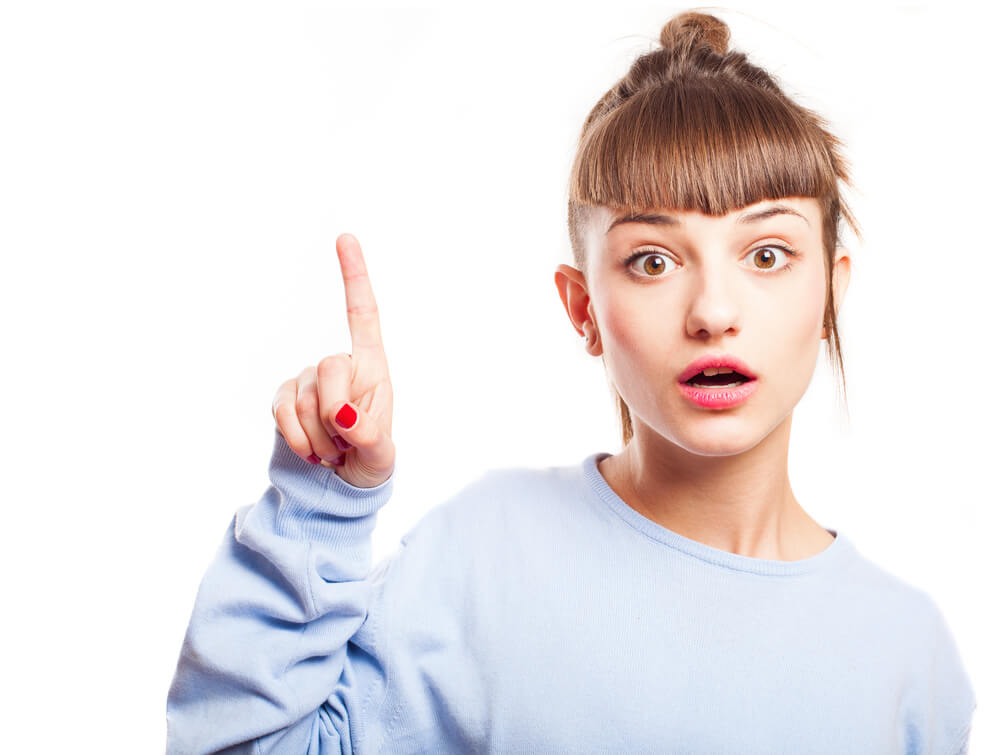 最初はこれ?とジェスチャーで尋ねる外国人女性