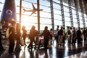 空港で多くの人が行きかう様子