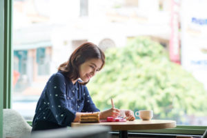 外国人女性が、楽しそうに婚姻書類を作成している
