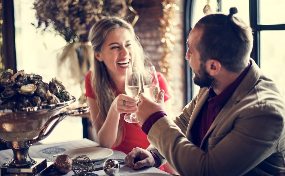 国際結婚をしたいと考え、様々な外国人と知り合い、婚活をしている人。出逢い手段の多様化は、国際結婚減少を増加に転じさせる。