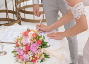 結婚式でサインしているカップル