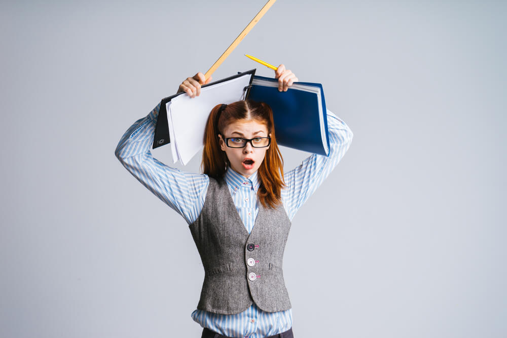 持っている道具を頭の上にかざして、どうしていいかわからない外国人女性