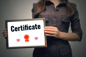 英語で書かれた証明書を持つ女性