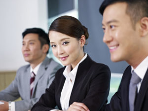 オフィスでミーティングに参加する中国人女性