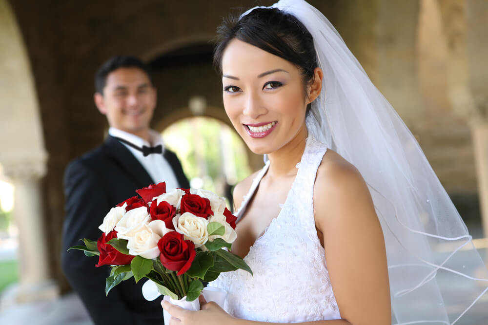 ウェディングドレスをまとった新婦が日本人。