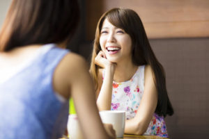 友人に婚姻届提出の代理人をお願いしているアジア人女性