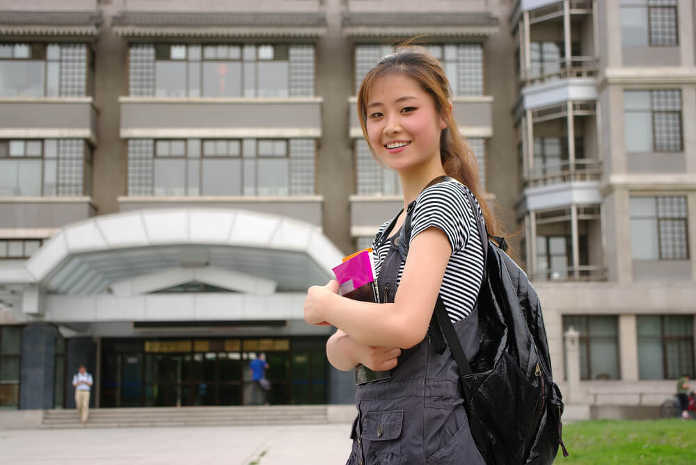 大学の図書館に向かう中国人留学生