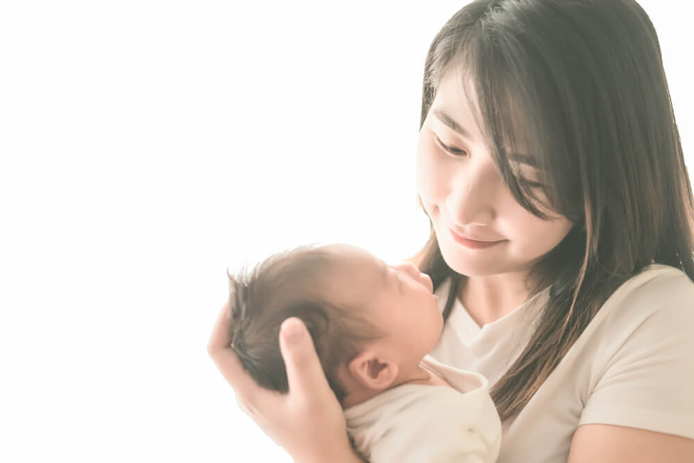 国際結婚して生まれた赤ちゃんの氏を変更しようかどうか迷っているお母さん