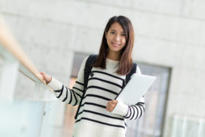 日本の大学のキャンパスにいる中国人留学生