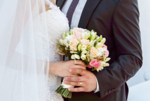 国際結婚する男性の年齢は、アジア諸国は高く、欧米諸国は低い。国際結婚する男女がブーケを一緒にブーケを持っている