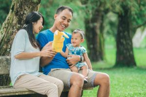 公園で両親に大切にされている子供