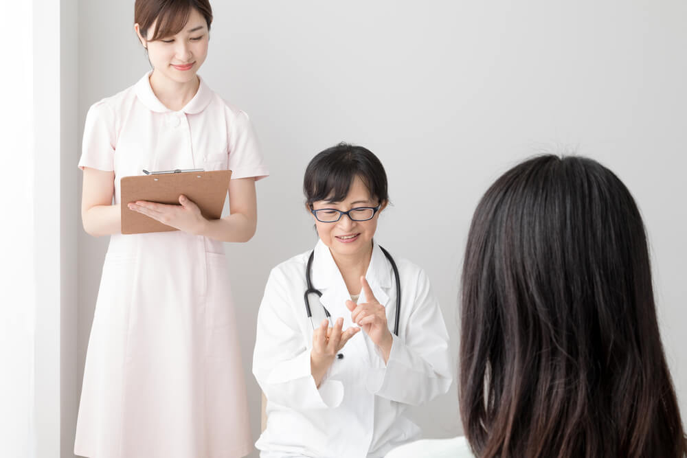 赤ちゃんが生まれた後、医者からいろいろな説明を受けているシーン