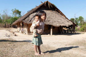 貧しい農村地帯で生活する子供