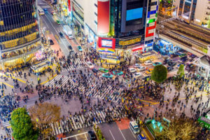 渋谷交差点に人々が行きかう様子