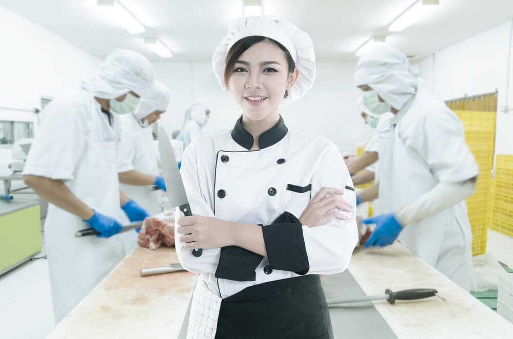 日本の工場で働いている外国人従業員たち