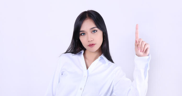 国民年金の脱退一時金を受け取れる条件を説明する外国人女性