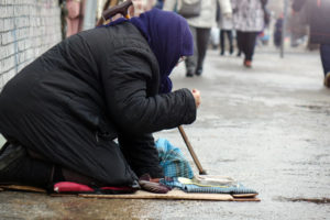 ヨーロッパの街中で物乞いをする移民外国人