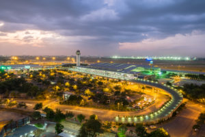 さて、ホーチミン空港に到着し、出迎えてくれたのは、アオザイを着たベトナム人女性。先ほどの疑惑の女性(女性が悪いわけではない)です。他に通訳さんと、現地エージェントの女性がいました。
